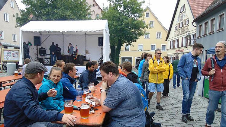 Die Gäste trotzen dem Regen.
