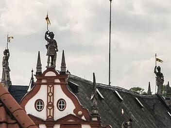 Vom Riesensaal der Ehrenburg aus war schon Anfang September zu erkennen, dass die Fahne der mittleren Figur leicht schief hängt. Foto: Jochen Berger