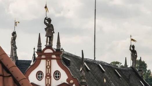 Vom Riesensaal der Ehrenburg aus war schon Anfang September zu erkennen, dass die Fahne der mittleren Figur leicht schief hängt. Foto: Jochen Berger