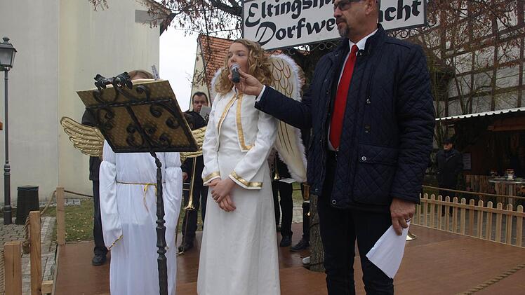Das Christkind (Celina Gröbner) eröffnete mit seinem Engelchen (Melina Bambach) die 5. Eltingshäuser Dorfweihnacht. Foto: Stefan Geiger