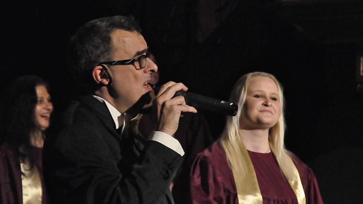 Mit der "KisSingers Gospel Weihnacht" begeisterte der Gospelchor der evangelischen Gemeinde unter der Leitung von Kirchenmusikdirektor Jörg Wöltche in der Erlöserkirche die Zuhörer.  Foto: Peter Klopf