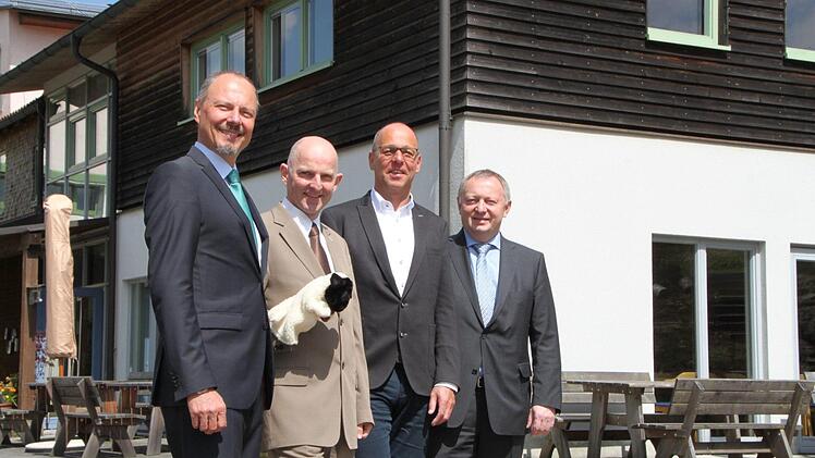 Freuen sich über die Zusammenarbeit: Landrat Thomas Bold (von rechts), Bürgermeister Gerd Kleinhenz, Thorn Plöger (Geschäftsführer Rhön GmbH) und Klaus Spitzl vom Verein Naturpark und Biosphärenreservat Bayerische Rhön  Foto: Ulrike Müller