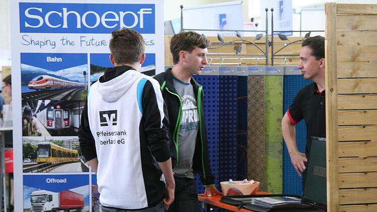 19 der Aussteller der Gewerbeschau in Marktleugst boten am Samstag auch spezielle Informationen und Kontakte für angehende Auszubildende an. Foto: Klaus Klaschka