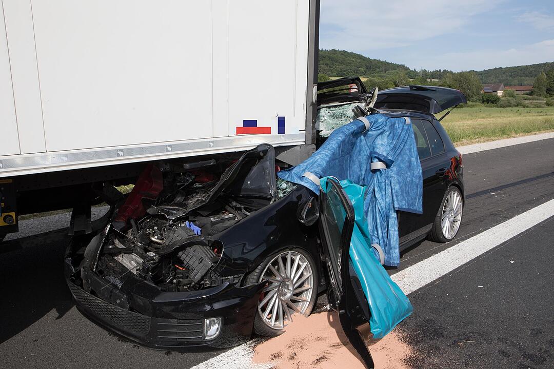 Vom Lkw mitgeschleift – Autofahrer auf A9 bei Greding lebensgefährlich verletzt