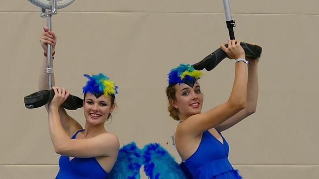 Julina Laible (l.) und Antonia Joschko (r.) in ihren Kostümen zur Kür "Rio Rio"  Fotos: privat