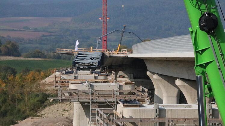 Jede Woche werden 25 Meter Autobahn-Brücke betoniert und übers Tal neben dem Klöffelsberg geschoben. Foto: Ralf Ruppert