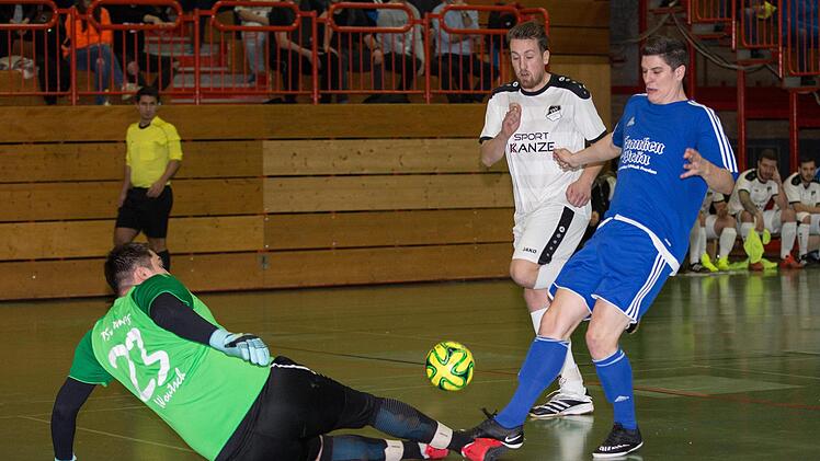 Der TSV Steinberg mit Thomas Geiger (weißes Trikot) bezwang den FC Mitwitz mit Max Mayer, der hier an Torwart Christian Wojak scheiterte, mit 1:0. Beide Teams verpassten das Halbfinale.