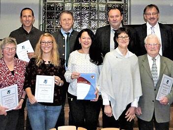 Ehrungen verdienter und langjähriger passiver wie aktiver Mitglieder gab es bei der Stadtkapelle Kulmbach. Vorne, von links: Sebastian Schmitt, Brigitte Brandl, Janina Bleyl, Elke Höhn, Anja Gimpel-Henning, Heinz Geiger, Dirigent Thomas Besand und Vorsitzender Roland Jonak; (hinten, von links) zweiter Vorsitzender Christoph Jonak, Günther Brückner, Reinhard Körber, OB Henry Schramm, Stadtrat Benno Pieger, Bürgermeister Stefan Schaffranek und Kreisvorsitzender Heinrich Ramming. Foto: Werner Re...