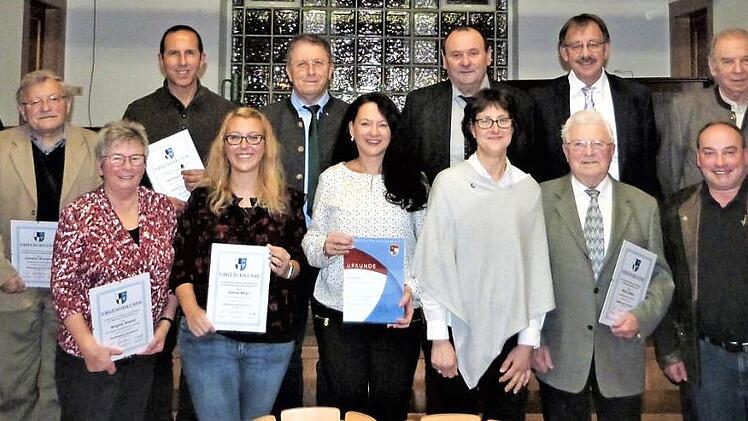 Ehrungen verdienter und langjähriger passiver wie aktiver Mitglieder gab es bei der Stadtkapelle Kulmbach. Vorne, von links: Sebastian Schmitt, Brigitte Brandl, Janina Bleyl, Elke Höhn, Anja Gimpel-Henning, Heinz Geiger, Dirigent Thomas Besand und Vorsitzender Roland Jonak; (hinten, von links) zweiter Vorsitzender Christoph Jonak, Günther Brückner, Reinhard Körber, OB Henry Schramm, Stadtrat Benno Pieger, Bürgermeister Stefan Schaffranek und Kreisvorsitzender Heinrich Ramming. Foto: Werner Re...