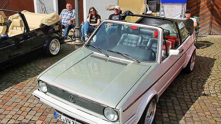 Mit ihrem 35 Jahre alten "Erdbeerkörbchen" kamen Werner und Niklas aus  Recklinghausen nach Münnerstadt. Dieter Britz