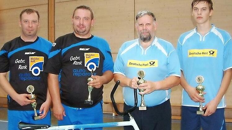 Oberfränkischer Bezirkspokalsieger im Radball wurden vom RVC Steinwiesen Tobias Kuhnlein und Georg Porzel (von rechts). Auf dem zweiten Platz folgten, ebenfalls vom RVC, Dominik Beiergrößlein und Roland Schneider (von links). Foto: Hans Franz