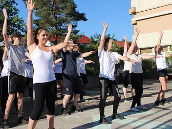 Bei noch angenehmem Temperaturen startete der Gesundheitstag mit Gymnastik auf dem Pausenhof.  Foto: Heike Beudert