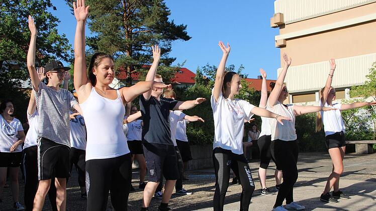 Bei noch angenehmem Temperaturen startete der Gesundheitstag mit Gymnastik auf dem Pausenhof.  Foto: Heike Beudert