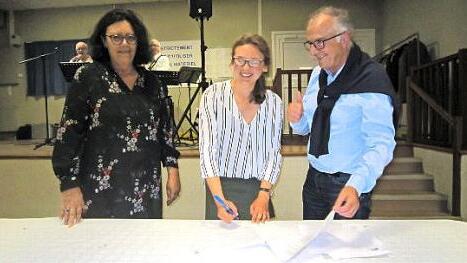 Bei der Unterzeichnung des Arbeitsvertrags: Hennebonts B&uuml;rgermeister Andr&eacute; Hartereau (rechts), Sandra Fischer aus Friesen (Mitte) nd Anne Le Delliou, Pr&auml;sidentin des Partnerschaftskomitees Hennebont-Kronach Foto: privat