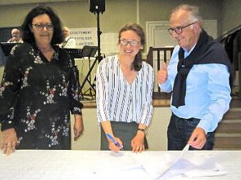 Bei der Unterzeichnung des Arbeitsvertrags: Hennebonts Bürgermeister André Hartereau (rechts), Sandra Fischer aus Friesen (Mitte) nd Anne Le Delliou, Präsidentin des Partnerschaftskomitees Hennebont-Kronach Foto: privat