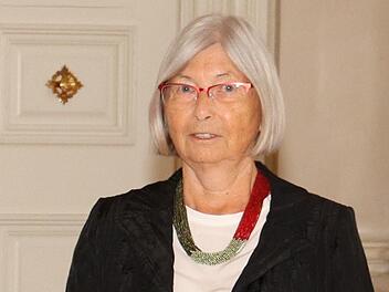 Innenstaatssekretär Gerhard Eck händigte in der Residenz in Würzburg das Verdienstkreuz am Bande des Verdienstordens der Bundesrepublik Deutschland an Christine Müller aus. Zu den gratulanten zählten Münnerstadts Bürgermeister Michael Kastl (links) und Bad Kissingens Landrat Thomas Bold (rechts).