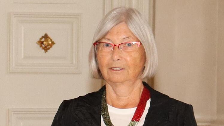 Innenstaatssekretär Gerhard Eck händigte in der Residenz in Würzburg das Verdienstkreuz am Bande des Verdienstordens der Bundesrepublik Deutschland an Christine Müller aus. Zu den gratulanten zählten Münnerstadts Bürgermeister Michael Kastl (links) und Bad Kissingens Landrat Thomas Bold (rechts).