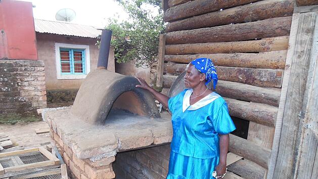 Ala Mbwilo  hat in Matamba einen Lehmbackofen gebaut, um Pizza, Brot und Kuchen zubereiten zu können. Vorher hatte sie in Deutschland einen VHS-Kurs besucht.