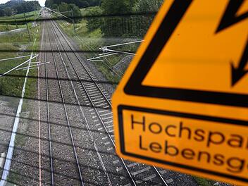 Kahl am Main: Junge (15) klettert auf Güterwagen - Heftiger Stromschlag durch Spannungsbogen