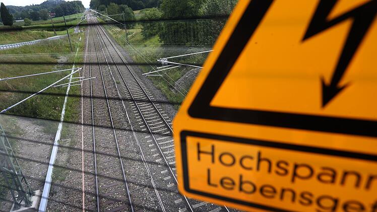 Kahl am Main: Junge (15) klettert auf Güterwagen - Heftiger Stromschlag durch Spannungsbogen