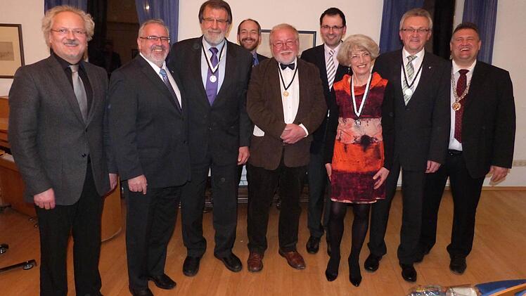 Im Rahmen eines Festabends verlieh die Gemeinde Himmelkron an Helga Engelhardt, Gernot Geyer, Pfarrer i.R. Dieter Hornfeck und Pfarrer i. R. Gerhard Welz die Gemeindemedaille. Unser Bild zeigt von links Dekan Hans-Martin Lechner, Bezirktsrat Klaus F&ouml;rster, Pfarrer i.R. Dieter Hornfeck, stellvertretender Landrat J&ouml;rg Kunstmann, Pfarrer i.R. Gerhard Welz, MdL Martin Sch&ouml;ffel, Helga Engelhardt, Gernot Geyer und B&uuml;rgermeister Gerhard Schneider