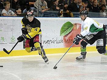 Der EHC Bayreuth hat sein letztes Testspiel gegen den Bayernligisten aus Höchstädt mit 4:0 klar gewonnen. Hier entwischt der Bayreuther Kevin Altmann seinem Gegenspieler Markus Babinsky. Foto: Peter Mularczyk
