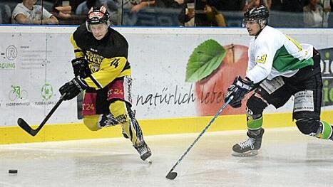 Der EHC Bayreuth hat sein letztes Testspiel gegen den Bayernligisten aus Höchstädt mit 4:0 klar gewonnen. Hier entwischt der Bayreuther Kevin Altmann seinem Gegenspieler Markus Babinsky. Foto: Peter Mularczyk