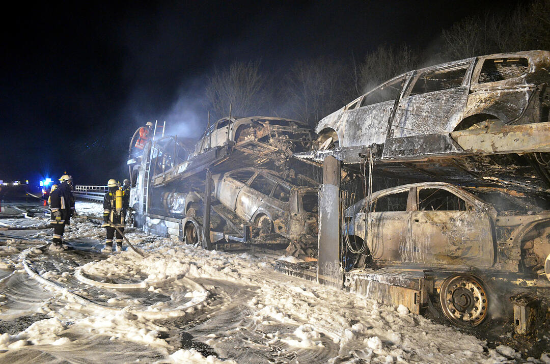 Autotransporter brennt auf A3 bei Helmstadt