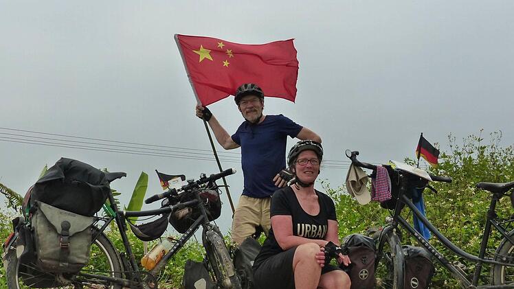 Radeln im Reich der Mitte: Die chinesischen Nationalflagge ist auch als Rote Fahne bekannt. Fotos: Manferd Wagner