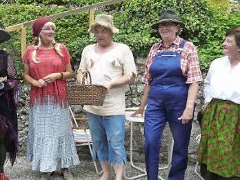 Für die Kinder unter den Feiergästen führten die Mitglieder ein Märchenstück auf.  Foto: Paul Pöhlmann