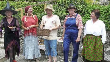 Für die Kinder unter den Feiergästen führten die Mitglieder ein Märchenstück auf.  Foto: Paul Pöhlmann