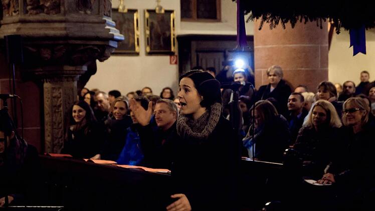 Lena Fuchs dirigiert den Unterstufenchor.