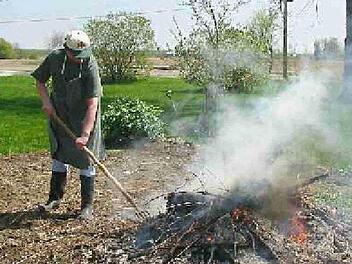 Damit ist es bald endgültig vorbei: Feuer im Garten ist verboten.  Foto: Archiv
