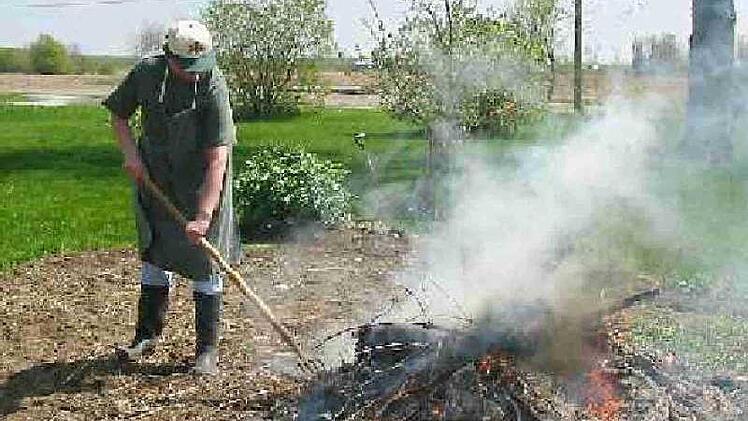 Damit ist es bald endgültig vorbei: Feuer im Garten ist verboten.  Foto: Archiv