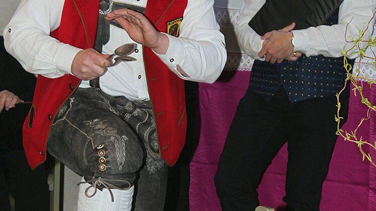 Der Ansbachtaler Musikant Josef Kastner (vo) gab das Löffel-Solo zum Besten. Mit im Bild der Organisator des Benefizkonzert Stefan Kriegel (re).