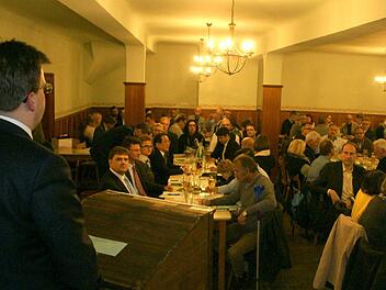 Kreisvorsitzender Christian Lange (l.) erkl&auml;rt den Delegierten die Marschroute f&uuml;r die n&auml;chsten Jahre.  Foto: Joseph Beck