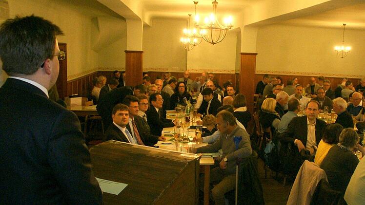 Kreisvorsitzender Christian Lange (l.) erkl&auml;rt den Delegierten die Marschroute f&uuml;r die n&auml;chsten Jahre.  Foto: Joseph Beck