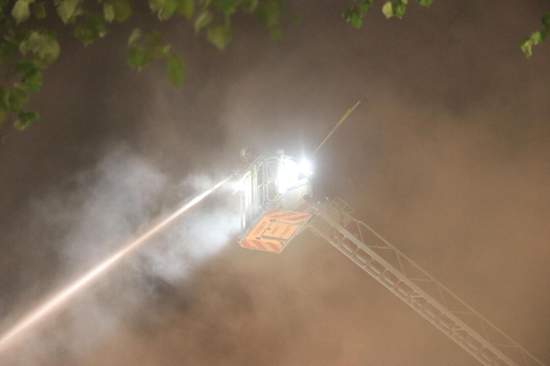 Ein Feuer hat die Diskothek "Rosenau" in Bayreuth völlig zerstört. Acht Menschen wurden verletzt. Der Brand ist unter Kontrolle.