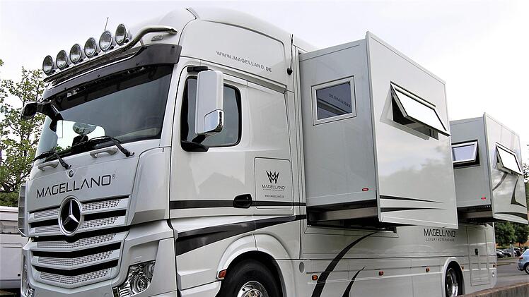 Das zwölf Meter lange Magellano-Wohnmobil besitzt zwei ausfahrbare Wohn-Erker. Foto: Sigismund von Dobschütz