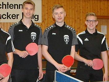 Tischtennis-Meister in der Bezirksklasse B der Jungen wurde der FC Wacker Haig. Unser Bild zeigt die erfolgreiche Mannschaft mit (von links) Jannik Holland, David Müller, Jonas Schröppel, Lucas Ferner, Leon Kalb und Julian Dietrich sowie Jugendleiter und Trainer Jürgen Ferner.  Foto: Hans Franz