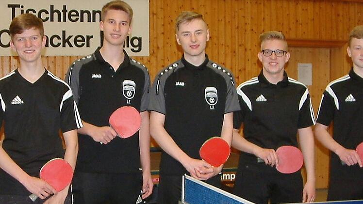 Tischtennis-Meister in der Bezirksklasse B der Jungen wurde der FC Wacker Haig. Unser Bild zeigt die erfolgreiche Mannschaft mit (von links) Jannik Holland, David Müller, Jonas Schröppel, Lucas Ferner, Leon Kalb und Julian Dietrich sowie Jugendleiter und Trainer Jürgen Ferner.  Foto: Hans Franz