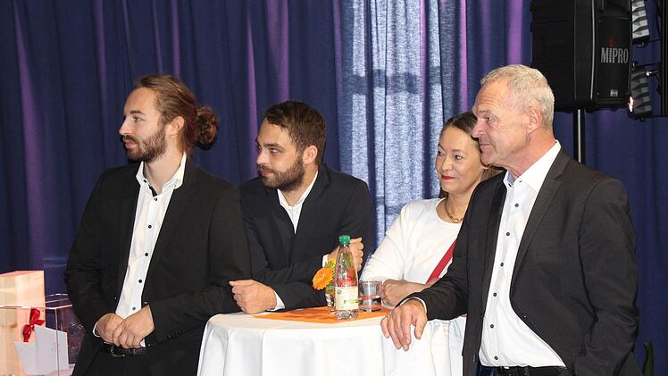 Frank Rebhan lauschte zusammen mit seinen Söhnen Willy und Tim sowie Ehefrau Annette den vielen Dankesreden.Oliver Schmidt