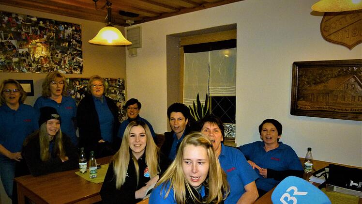 Stimmgewaltiges Herzstück des SV Cottenau: Für den Fernsehbeitrag des Bayerischen Rundfunks stimmt der weibliche Fanclub des B-Klassisten am Donnerstag im Sportheim seinen Schlachtruf an.  Foto: Werner Reißaus