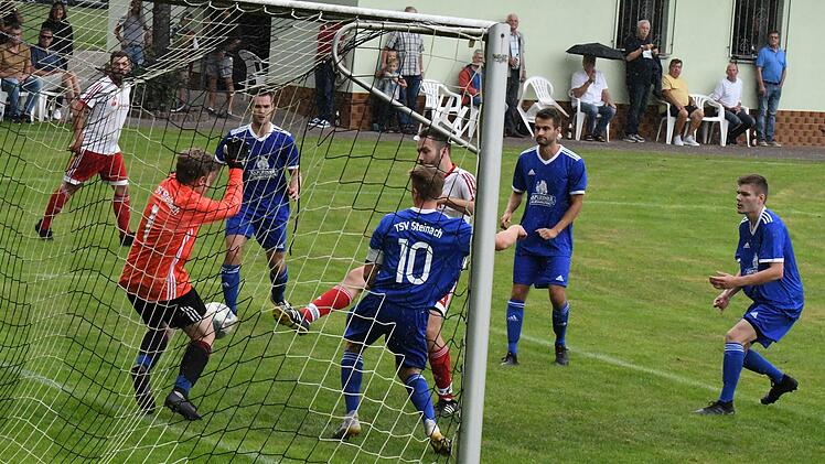 Da war die Reichenbacher Welt noch in Ordnung, als Dominik Seufert an TSV-Keeper Kilian Borst vorbei zur Führung der Teutonen trifft. Am Ende waren es allerdings die Steinacher, die den Derbysieg bejubelten. Foto: Hopf