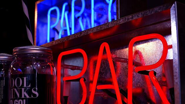 In Nürnberg herrscht ein reges Nachtleben. Die Stadt zieht in den Abendstunden viele Nachtschwärmer an.