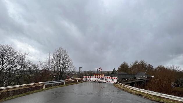 Hof: Bahnbr&uuml;cke in Hofer Stra&szlig;e ab sofort gesperrt - wegen "erheblichen Schadenspotenzials"