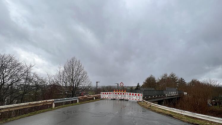 Hof: Bahnbrücke in Hofer Straße ab sofort gesperrt - wegen "erheblichen Schadenspotenzials"