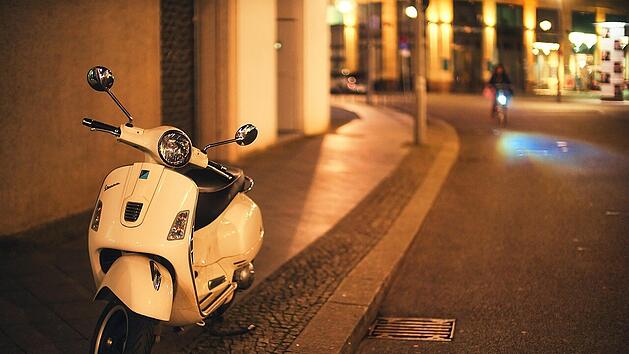 Passanten stoppen Mopedfahrerin in Schweinfurt