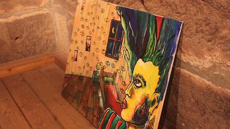 Viele der Bilder warten  noch auf den richtigen Ort an den Sandsteinmauern.