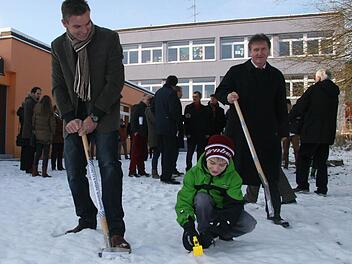 Mit großem Hallo  versuchten der Leiter der Sekundarstufe, Mathias Schmitt und Franz Urban (9) sowie der Bürgermeister Hans-Peter Laschka (rechts) den ersten Spatenstich für den Neubau an der Montessori-Schule zu machen. Doch bei den aktuellen Minustemperaturen ist an Buddeln nicht zu denken. Trotzdem sind die Planungen jetzt genehmigt. Baubeginn  ist baldmöglichst.